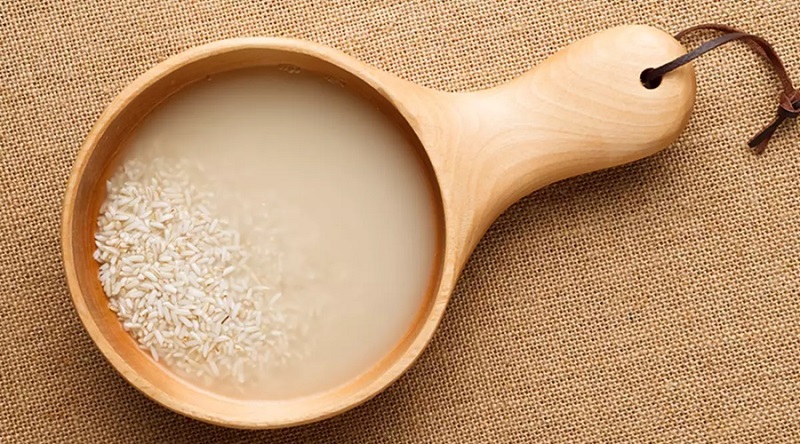 Dùng nước vo gạo là một liệu pháp làm trắng răng tự nhiên