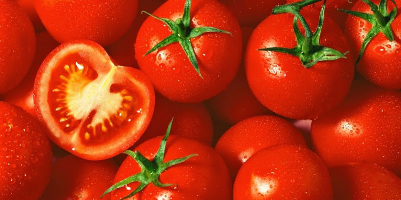 Cách trị mụn cám tại nhà bằng quả cà chua ( Nguồn: internet)