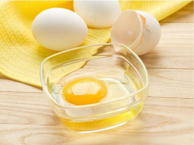 Cách trị mụn cám tại nhà bằng lòng trắng trứng ( Nguồn: internet)